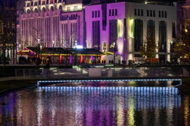 Noel gecesi şehrin gece manzarası.