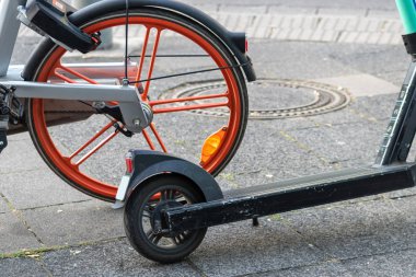 Motosiklet paylaşım sağlayıcısı ve elektro scooter sağlayıcısı otomobil trafiğiyle kentsel kentlerde yarışıyor ve kentlerde yeşil hareketlilik için sürdürülebilir hareketlilik sunuyor