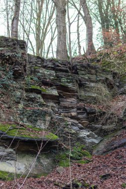 Eski taş ocağının büyük uçurum kenarı kayalık duvarlar için klasik bir semboldür. Serbest tırmanış fanatikleri ise kayalık askı ve kaya kıyısında şist madenciliği yapar.