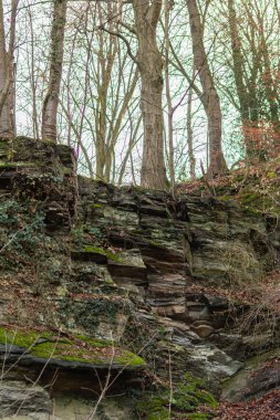 Eski taş ocağının büyük uçurum kenarı kayalık duvarlar için klasik bir semboldür. Serbest tırmanış fanatikleri ise kayalık askı ve kaya kıyısında şist madenciliği yapar.
