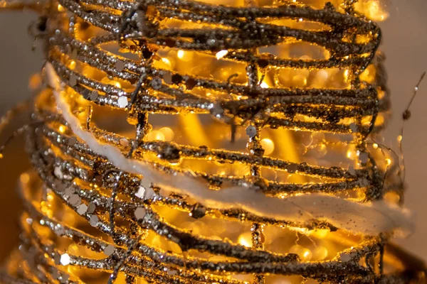 Altın Dalları Aydınlık Şenlikli Bir Noel Arifesi Süsü Olan Bir — Stok fotoğraf