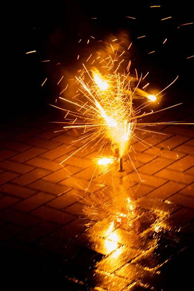 Barevný Ohňostroj Osvětluje Silvestrovskou Noc Ohňostrojem Bouchačkami Výbušnou Pyrotechnikou Fontánami — Stock fotografie