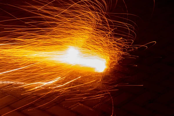 Kleurrijk Vuurwerk Verlicht Zilverkleurige Avond Met Vuurwerk Bendeleden Explosieve Pyrotechniek — Stockfoto