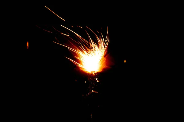 カラフルな花火は爆竹 バンガー 爆発的な花火と光の噴水で銀の夜を照らし 友人と銀のパーティーで新年を祝います — ストック写真