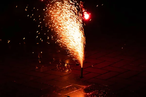 Barevný Ohňostroj Osvětluje Silvestrovskou Noc Ohňostrojem Bouchačkami Výbušnou Pyrotechnikou Fontánami — Stock fotografie