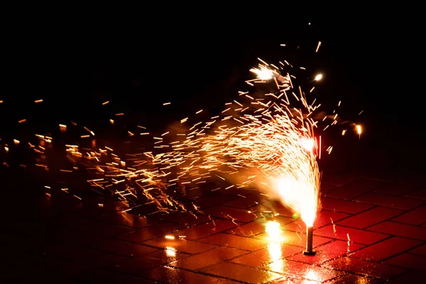 Barevný Ohňostroj Osvětluje Silvestrovskou Noc Ohňostrojem Bouchačkami Výbušnou Pyrotechnikou Fontánami — Stock fotografie