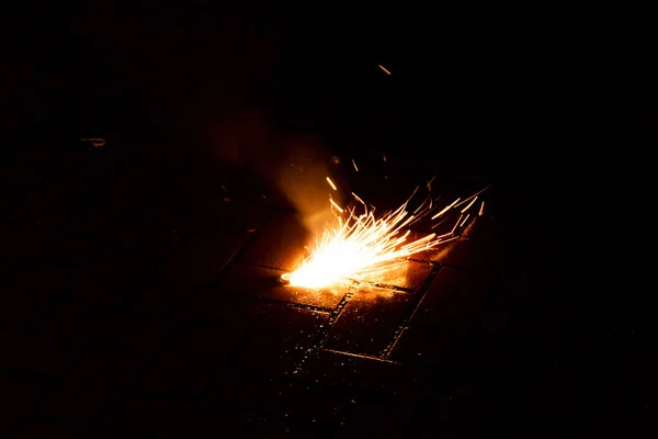 Красочные Фейерверки Освещают Ночь Серебра Фейерверками Бандитами Взрывоопасной Пиротехникой Фонтанами — стоковое фото