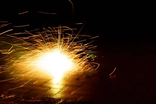 Farbenfrohes Feuerwerk Erhellt Die Silvesternacht Mit Feuerwerkskörpern Knallern Und Explosiver — Stockfoto