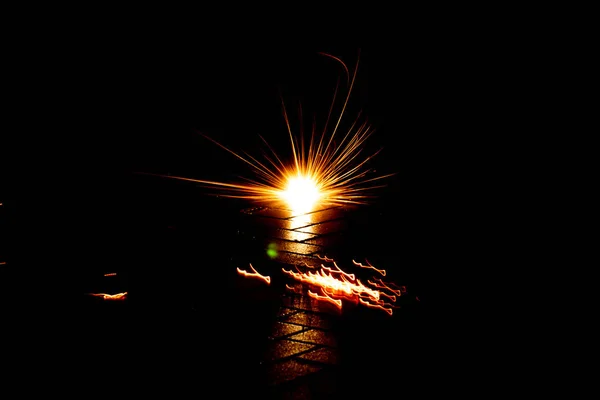 五彩缤纷的焰火用鞭炮 烟火和光源照亮了银白色的夜晚 与朋友们一起欢度新年 — 图库照片
