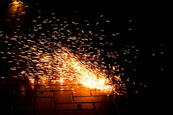 Barevný Ohňostroj Osvětluje Silvestrovskou Noc Ohňostrojem Bouchačkami Výbušnou Pyrotechnikou Fontánami — Stock fotografie