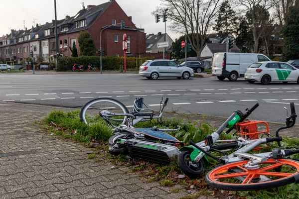 Şehrin Kaldırımına Parketmiş Bisikletler — Stok fotoğraf
