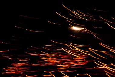 Muhteşem uçan ışıltılar Silvester partileri için harika bir soyut arkaplan oluşturur ve aydınlatılmış romantik ve sıcak atmosferli spagetti ile mutlu bir yeni yıl yaratır.