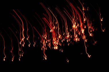 Muhteşem uçan ışıltılar Silvester partileri için harika bir soyut arkaplan oluşturur ve aydınlatılmış romantik ve sıcak atmosferli spagetti ile mutlu bir yeni yıl yaratır.