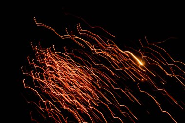 Muhteşem uçan ışıltılar Silvester partileri için harika bir soyut arkaplan oluşturur ve aydınlatılmış romantik ve sıcak atmosferli spagetti ile mutlu bir yeni yıl yaratır.