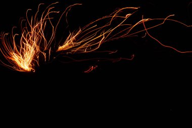 Muhteşem uçan ışıltılar Silvester partileri için harika bir soyut arkaplan oluşturur ve aydınlatılmış romantik ve sıcak atmosferli spagetti ile mutlu bir yeni yıl yaratır.