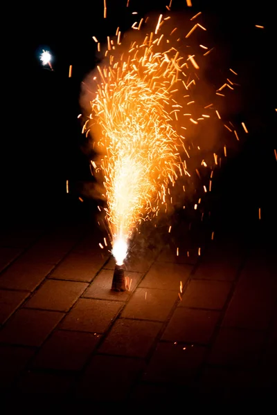 Farbenfrohes Feuerwerk Erhellt Die Silvesternacht Mit Feuerwerkskörpern Knallern Und Explosiver — Stockfoto