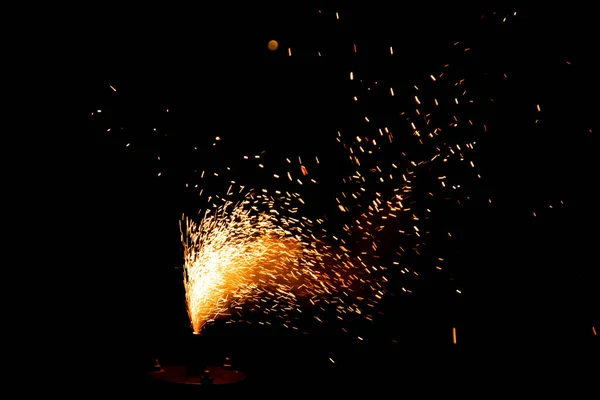 五彩缤纷的焰火用鞭炮 烟火和光源照亮了银白色的夜晚 与朋友们一起欢度新年 — 图库照片