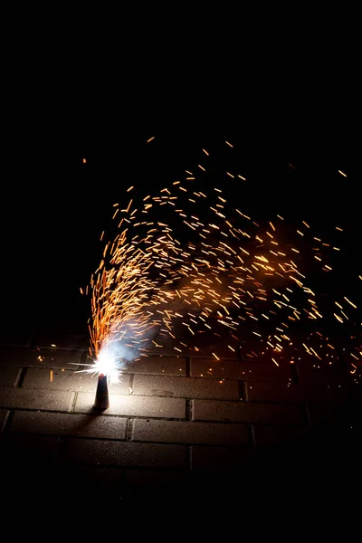 Πολύχρωμα Πυροτεχνήματα Φωτίζουν Νύχτα Του Σιλβέστερ Πυροτεχνήματα Κροτίδες Κροτίδες Και — Φωτογραφία Αρχείου