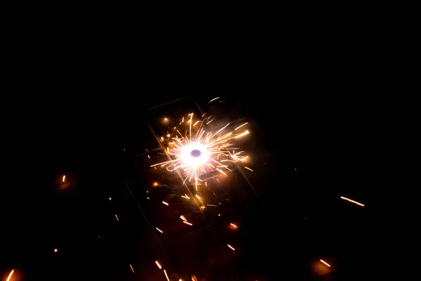 Kleurrijk Vuurwerk Verlicht Zilverkleurige Avond Met Vuurwerk Bendeleden Explosieve Pyrotechniek — Stockfoto
