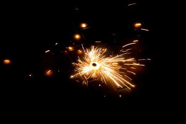 カラフルな花火は爆竹 バンガー 爆発的な花火と光の噴水で銀の夜を照らし 友人と銀のパーティーで新年を祝います — ストック写真