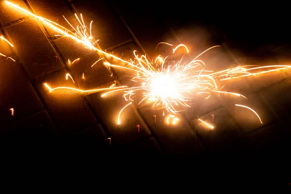 Coloridos Fuegos Artificiales Iluminan Noche Silvestre Con Petardos Pandilleros Explosivos —  Fotos de Stock