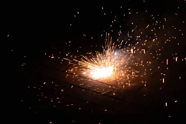 Focuri Artificii Colorate Luminează Noaptea Argint Artificii Bangers Pirotehnică Explozivă — Fotografie, imagine de stoc