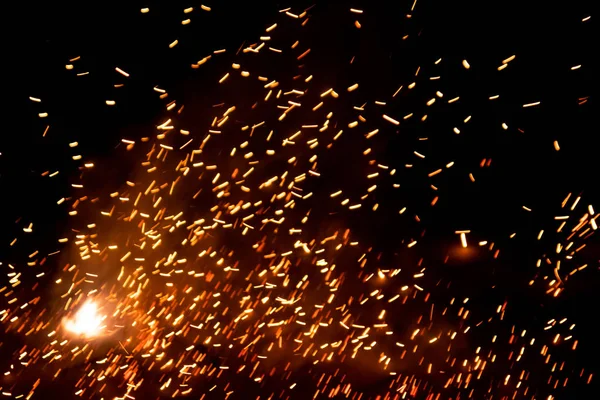 Színes Tűzijáték Világítja Meg Ezüst Éjszaka Petárdák Bangers Robbanásveszélyes Pirotechnika — Stock Fotó