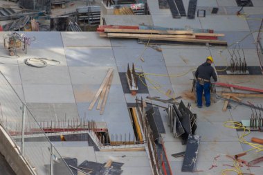 İşçileri ve şantiye denetleyicisi olan büyük bir şantiye modern bir mimari inşa edecek ve inşaat alanında güvenlik ve iş garantisi ile iş imkanı sunacak.