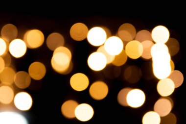Noel, Silvester ve mutlu bir yeni yıl partisi gibi şenlikli kutlamalar için parlak altın bokeh arka planının yanı sıra parlak yağmurlar ve asil misafirlerle birlikte kutlamak için zarif davetiyeler.