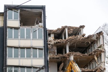 İnşaat ekipmanları kentsel mimariyi bozuk sanayi ile yeniden inşa ederken, şehirde buldozerler ve hidrolik kazıcı gibi ağır makinelerle bir inşaat alanının yıkılması
