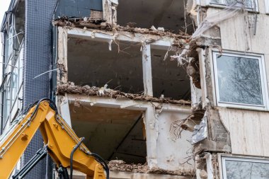 İnşaat ekipmanları kentsel mimariyi bozuk sanayi ile yeniden inşa ederken, şehirde buldozerler ve hidrolik kazıcı gibi ağır makinelerle bir inşaat alanının yıkılması