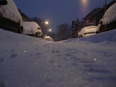 Şiddetli kar yağışının ardından aralıktan ocak ayına kış sahneleri. Kar fırtınası, doğal bir manzarada soğuk bir kar tabakası yaratıyor. Kış rüyası, kayak gibi kış sporları için ideal bir hava.