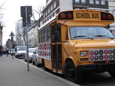 Sarı otobüslü otobüs durağı