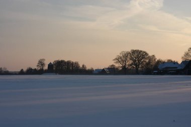 Şiddetli kar yağışının ardından aralıktan ocak ayına kış sahneleri. Kar fırtınası, doğal bir manzarada soğuk bir kar tabakası yaratıyor. Kış rüyası, kayak gibi kış sporları için ideal bir hava.