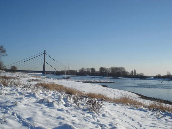 Ribera Nevada Del Río Soleado Día Invierno — Foto de Stock