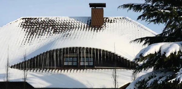 Snow Covered Roof Tourism Hotel Winter Long Icicles Shows Winter — Stock Photo, Image