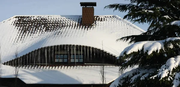Pokryty Śniegiem Dach Hotelu Turystycznego Zimie Długimi Soplami Pokazuje Zimową — Zdjęcie stockowe