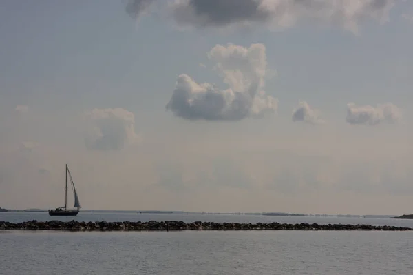Uitzicht Het Meer Met Jacht Boot — Stockfoto