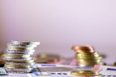 Arka plandaki Avrupa sikkeleri yığını ve banka notları, Avro ve Avrupa, Avrupa ticaret ve mali ticaretinin yanı sıra tasarruf, mali başarı ve kredi yönetimi ile uluslararası finansmanı gösteriyor