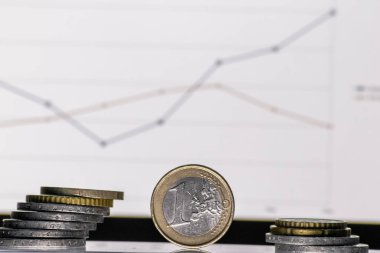 Mali öngörü ve pazar kalkınması için bir şema çizelgesi önünde 1 euro nakit para, Brexit yatırım portföyü ile bile Avrupa pazarı ve Avrupa ticaretinin arka planda bir tablo olarak gösteriliyor