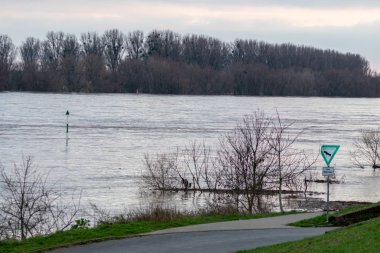 Şiddetli sağanak yağış ve Ocak ayında eriyen karların ardından yüksek su, sel felaketi ve kırık su akıntısı kıyılarda aşırı hava koşulları, yüksek gelgit ve tsunami risklerini gösterirken sular altında kalan sahili sular altında bıraktı.