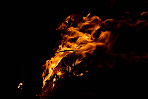 Λαμπερή Φωτιά Στο Σκοτάδι Δείχνει Ρομαντική Πλευρά Της Φωτιάς Της — Φωτογραφία Αρχείου