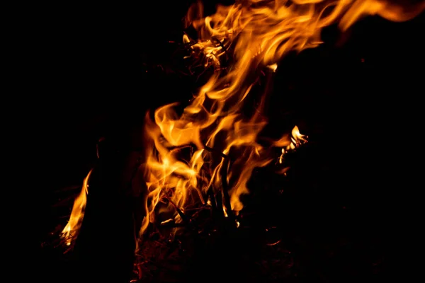 暗闇の中で輝く炎は キャンプファイヤーやたき火のロマンチックな側面 火災の安全性と火災保険の必要性だけでなく 子供や家族と屋外での生存冒険を示しています — ストック写真