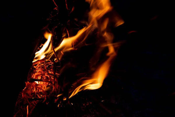 Lesklý Hořící Oheň Tmě Ukazuje Romantickou Stranu Táboráku Nebo Táboráku — Stock fotografie