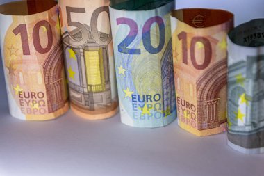 Avrupa 'daki farklı banknotlar 50 avroluk banknot, 20 avroluk banknot, 10 avro ve 5 avroluk banknot ve Avrupa finans piyasası ve Avrupa ile uluslararası ticareti sembolize ediyor