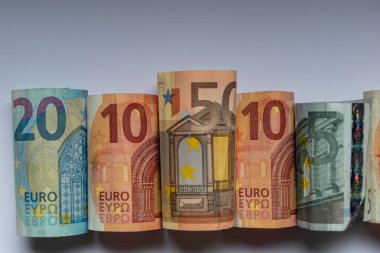 Avrupa 'daki farklı banknotlar 50 avroluk banknot, 20 avroluk banknot, 10 avro ve 5 avroluk banknot ve Avrupa finans piyasası ve Avrupa ile uluslararası ticareti sembolize ediyor