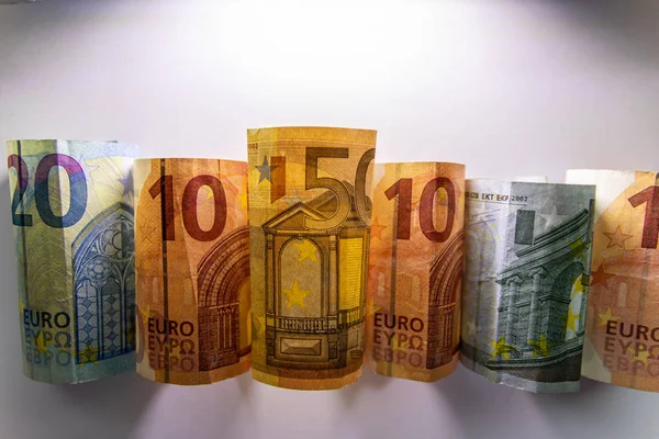不同的欧元纸币 如50欧元 20欧元 10欧元和5欧元的发亮的钞票筒 显示了欧元的货币和欧元金融市场上的欧元金融贸易 — 图库照片