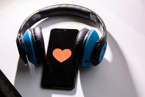 Black Smartphone Red Heart Black Screen Cordless Blue Ear Headphone — Stock Photo, Image