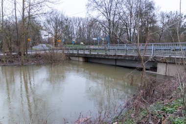 Nehrin üzerindeki demir köprü