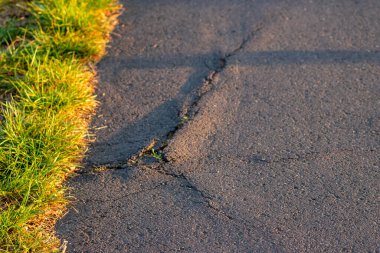 Kırık asfalt yolda çatlaklar